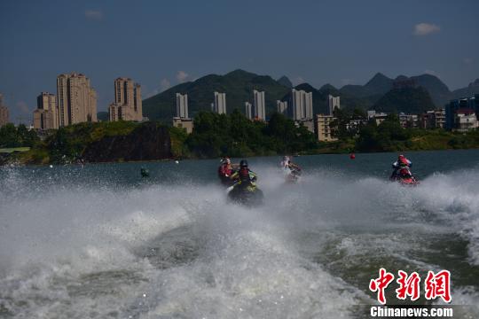 15国选手竞逐中国柳州国际水上摩托公开赛