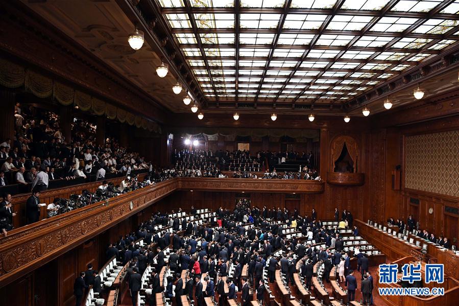 9月28日，在日本首都东京，议员在国会众议院正式解散后离开。