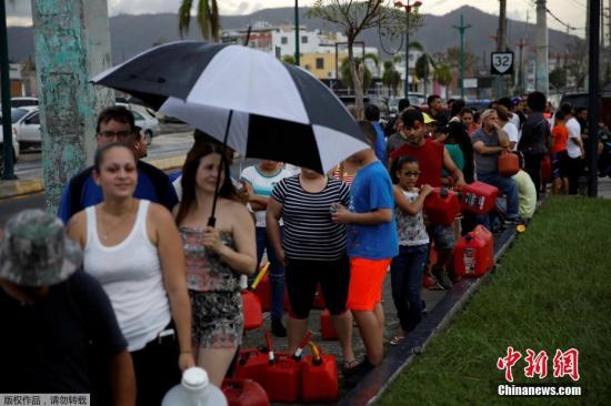 物资缺乏，波多黎各民众在加油站排队购买汽油。