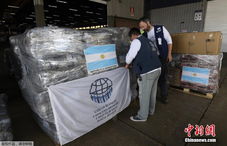当地时间9月28日，阿根廷人道主义组织成员在布宜诺斯艾利斯装载物资，即将运往墨西哥，支援墨西哥地震灾民。
