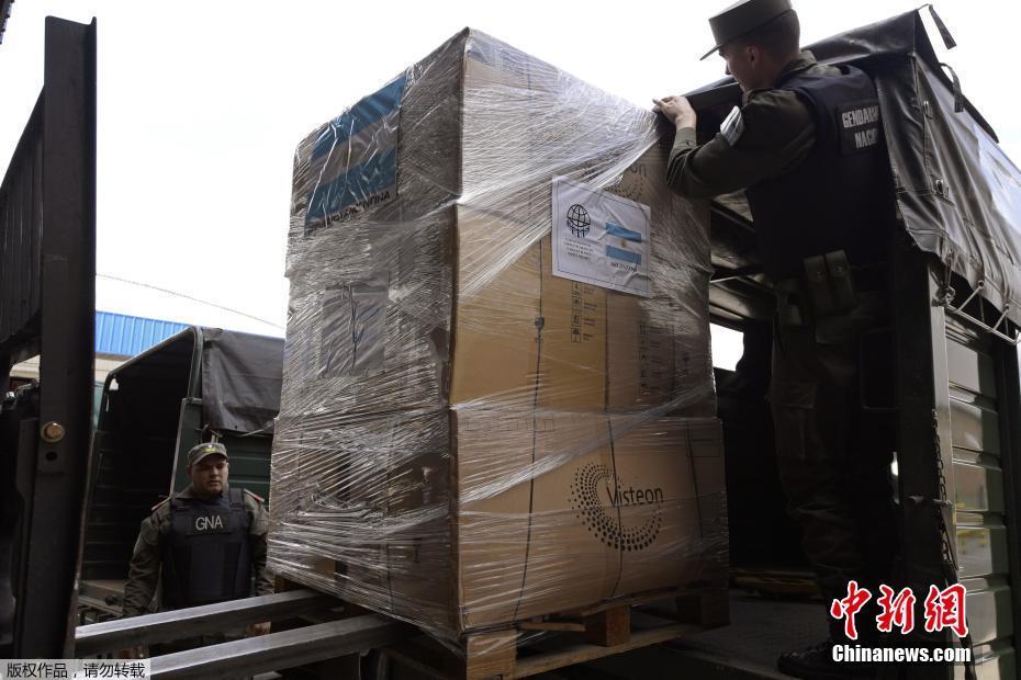 当地时间9月28日，阿根廷人道主义组织成员在布宜诺斯艾利斯装载物资，即将运往墨西哥，支援墨西哥地震灾民。