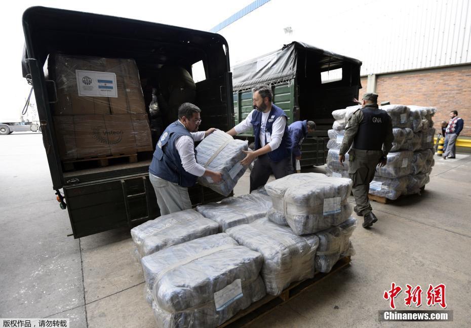 当地时间9月28日，阿根廷人道主义组织成员在布宜诺斯艾利斯装载物资，即将运往墨西哥，支援墨西哥地震灾民。