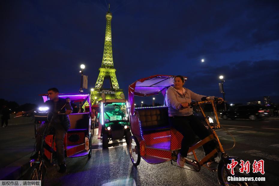 　　当地时间9月28日，法国巴黎埃菲尔铁塔举行迎接第3亿名游客的灯光秀表演。