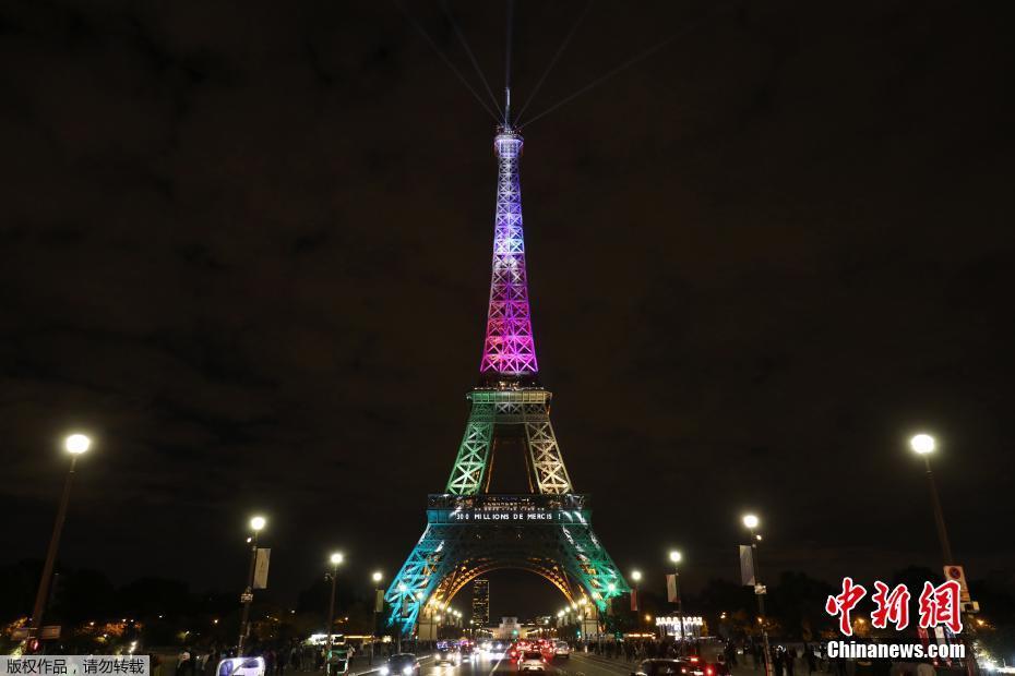 　　当地时间9月28日，法国巴黎埃菲尔铁塔举行迎接第3亿名游客的灯光秀表演。