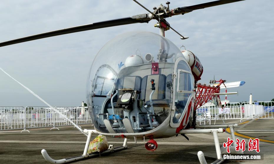 图为9月28日,民用小型直升机在机场展示中新社发 乔天富