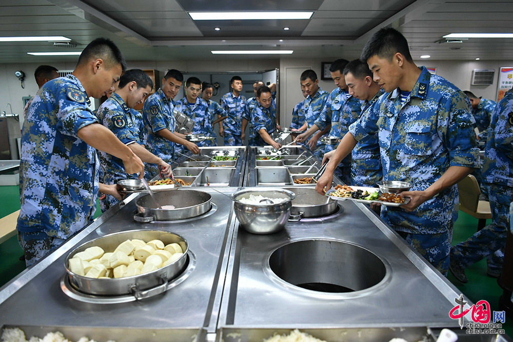 记者带你走进中国海军东平湖舰的"海上厨房"[组图]