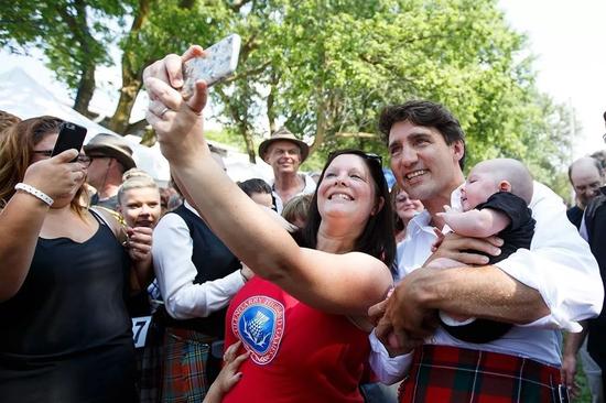  ▲资料图片：加拿大总理贾斯廷·特鲁多与民众互动。（加拿大政府官网）