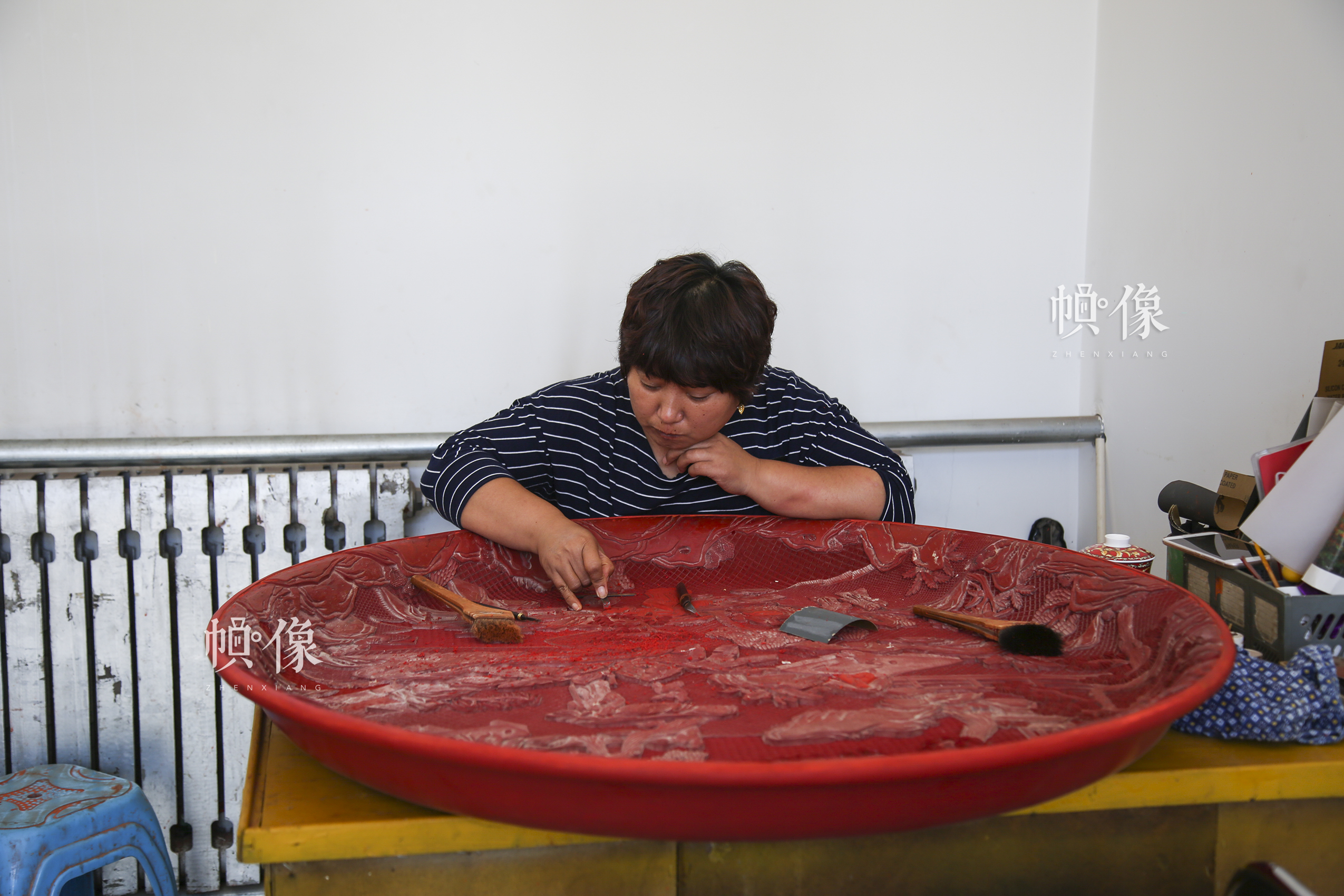 2017年9月20日，“明古斋”雕漆工厂车间，工作人员制作雕漆作品。中国网记者 黄富友 摄 
