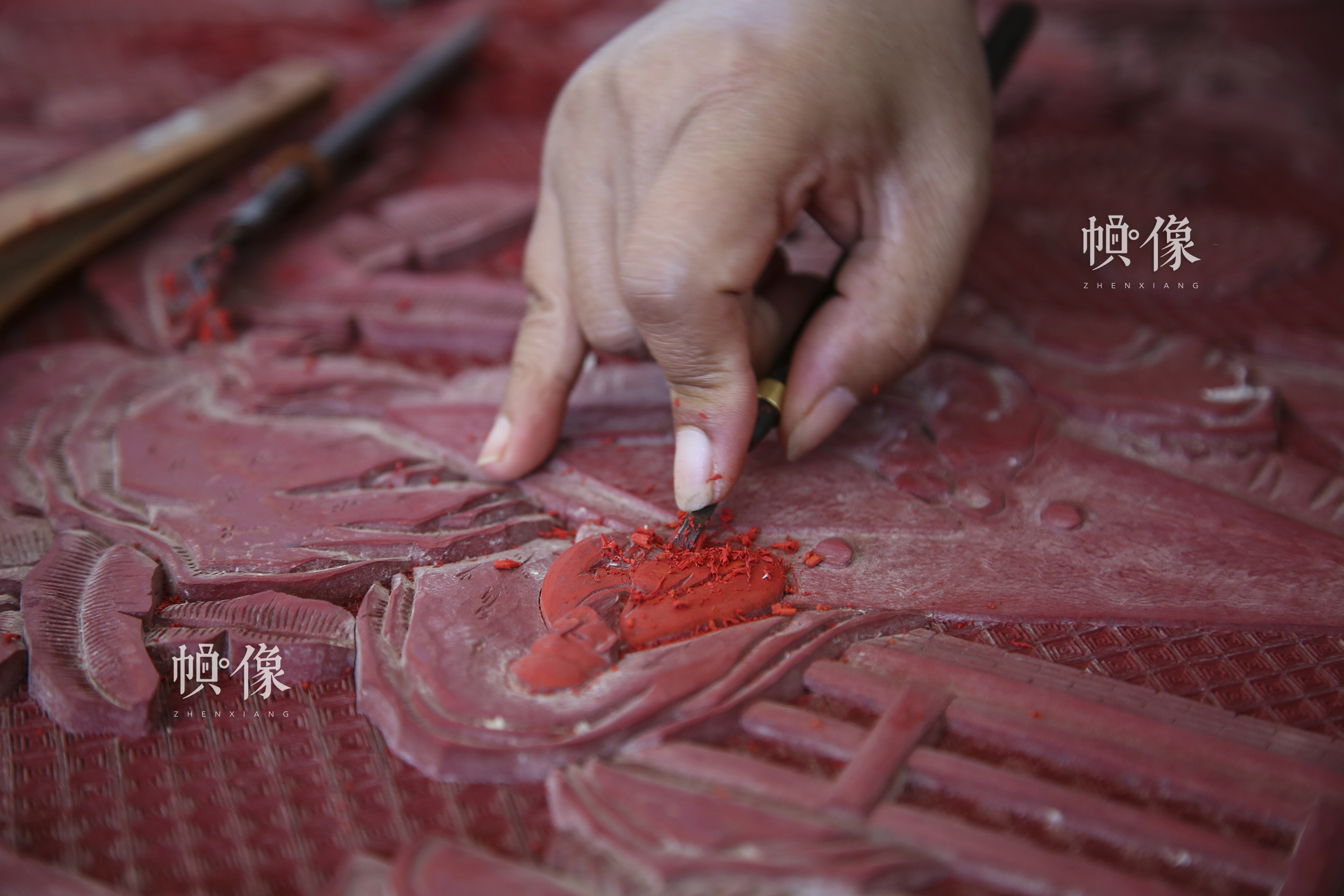 2017年9月20日，“明古斋”雕漆工厂车间，工作人员制作雕漆作品。 中国网记者 黄富友 摄 