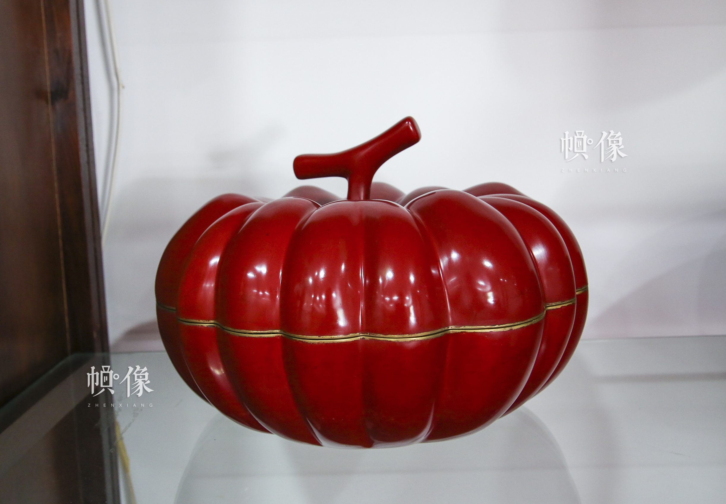 2017年9月20日，昌平雕漆製作工廠，北京工藝美術雕漆大師楊之新製作的雕漆素漆南瓜盒。中國網記者 黃富友 攝 