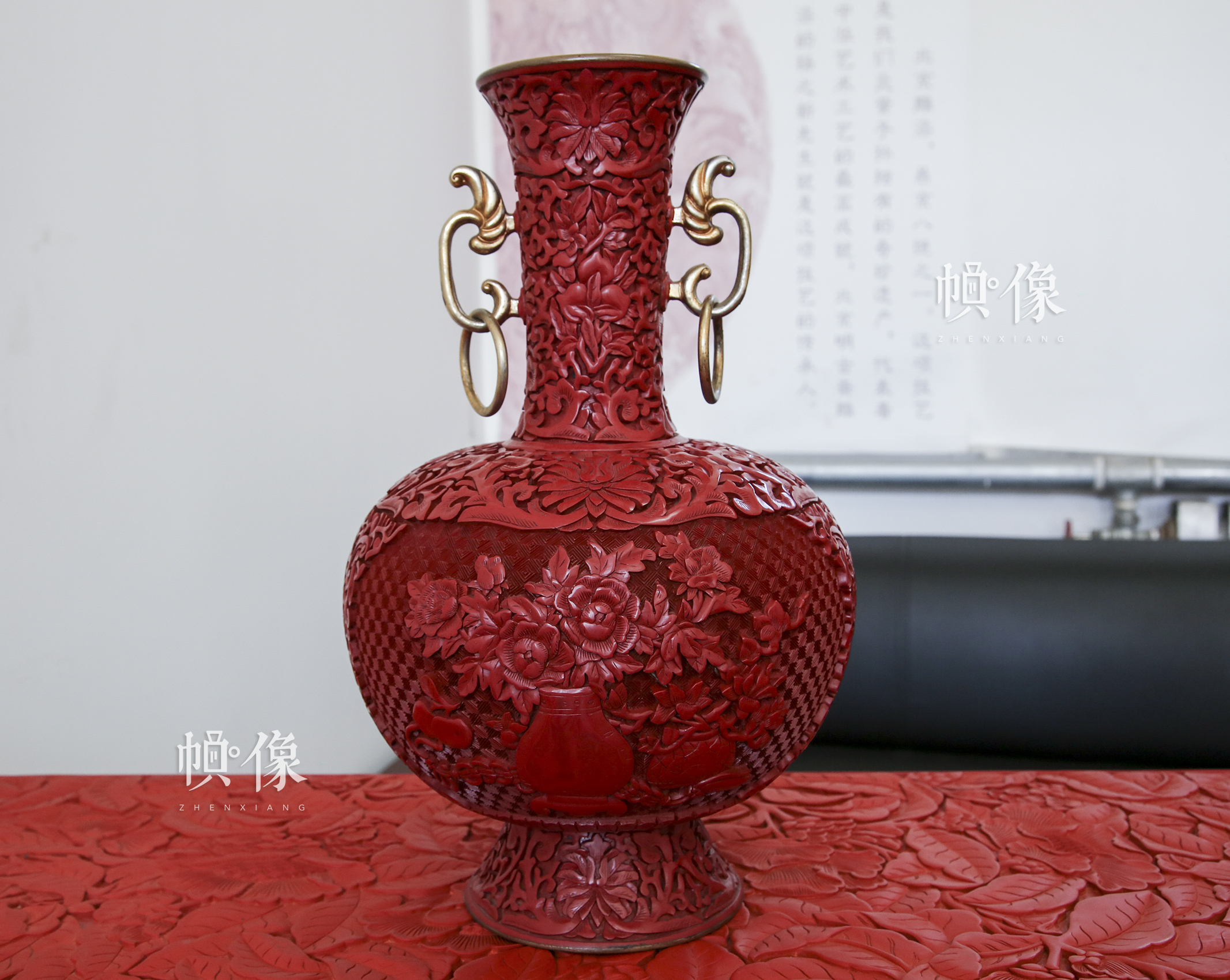 2017年9月20日，昌平雕漆製作工廠,北京工藝美術雕漆大師楊之新製作的雕漆牡丹富貴雙耳瓶。中國網記者 黃富友 攝 