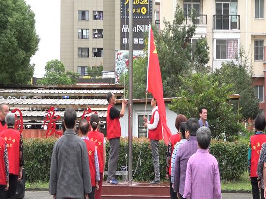 2017年9月29日，上海市奉贤区奉浦乐康苑小区，居民自发升国旗。 视频截图