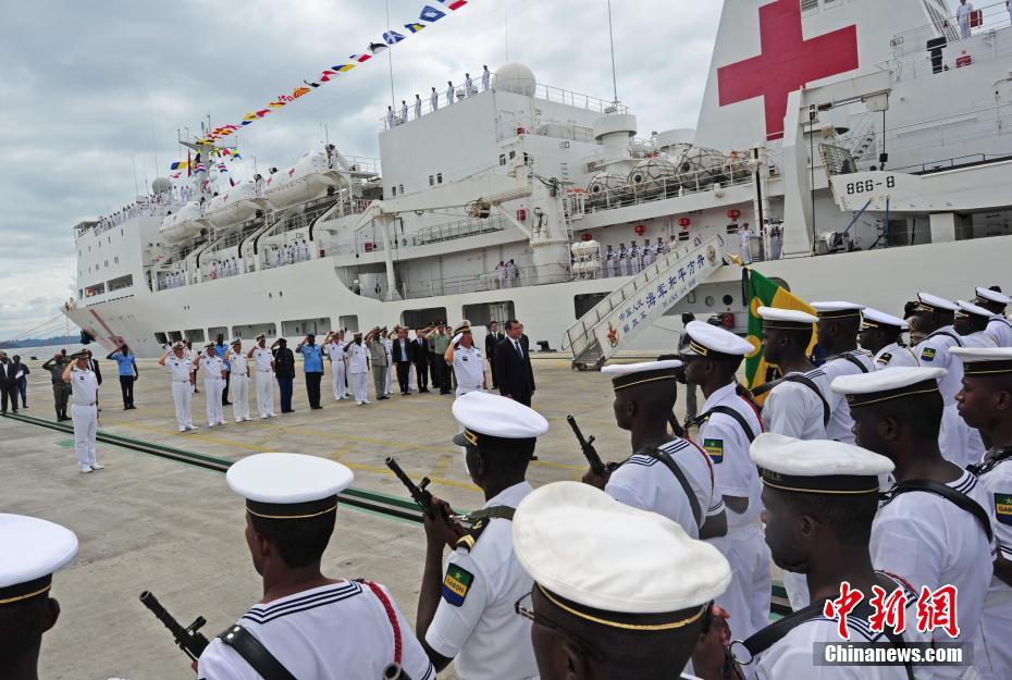 中国海军和平方舟医院船首访加蓬组图