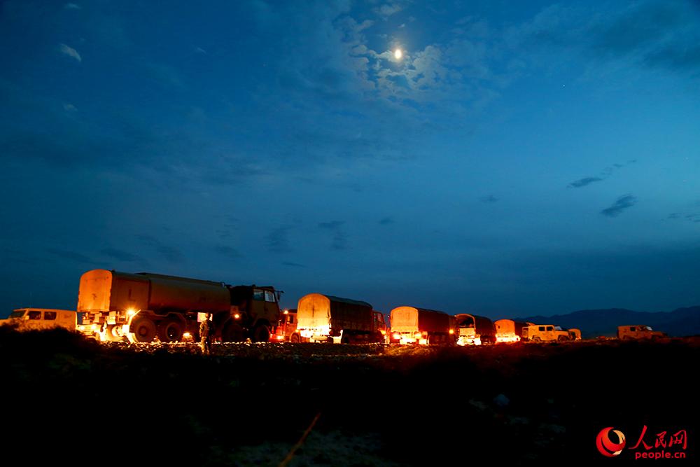 西部战区陆军某合成旅赴大漠举行演练