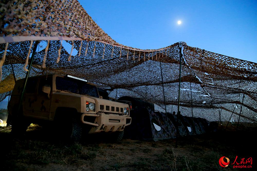 西部战区陆军某合成旅赴大漠举行演练