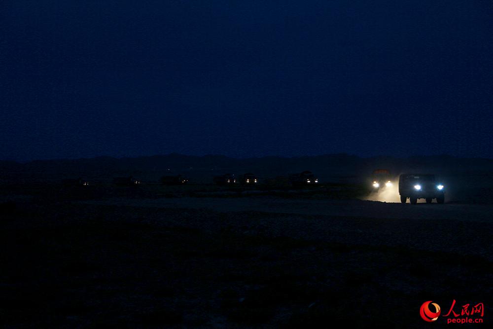 西部战区陆军某合成旅千里机动赴大漠举行实兵演练【4】