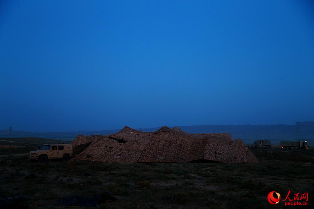 西部战区陆军某合成旅千里机动赴大漠举行实兵演练【5】