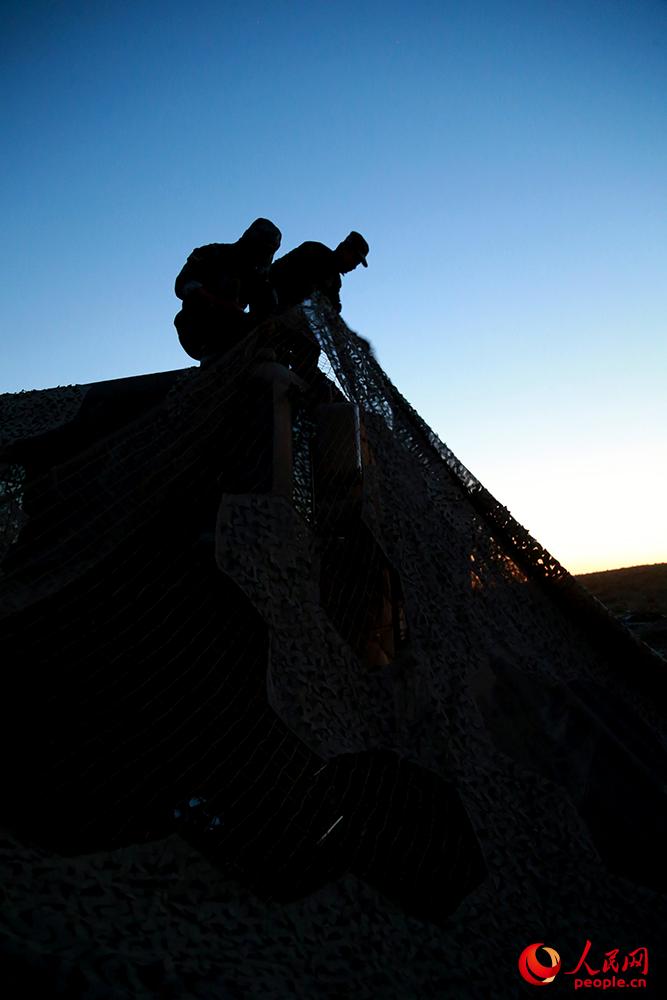 西部战区陆军某合成旅千里机动赴大漠举行实兵演练【7】