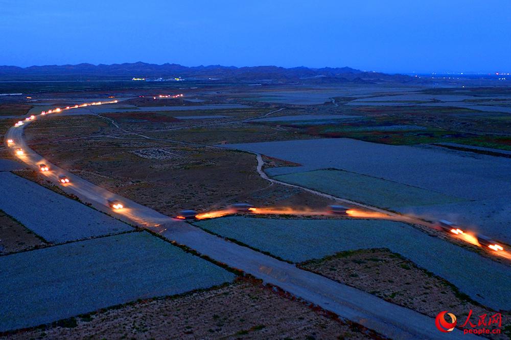 西部战区陆军某合成旅千里机动赴大漠举行实兵演练【9】