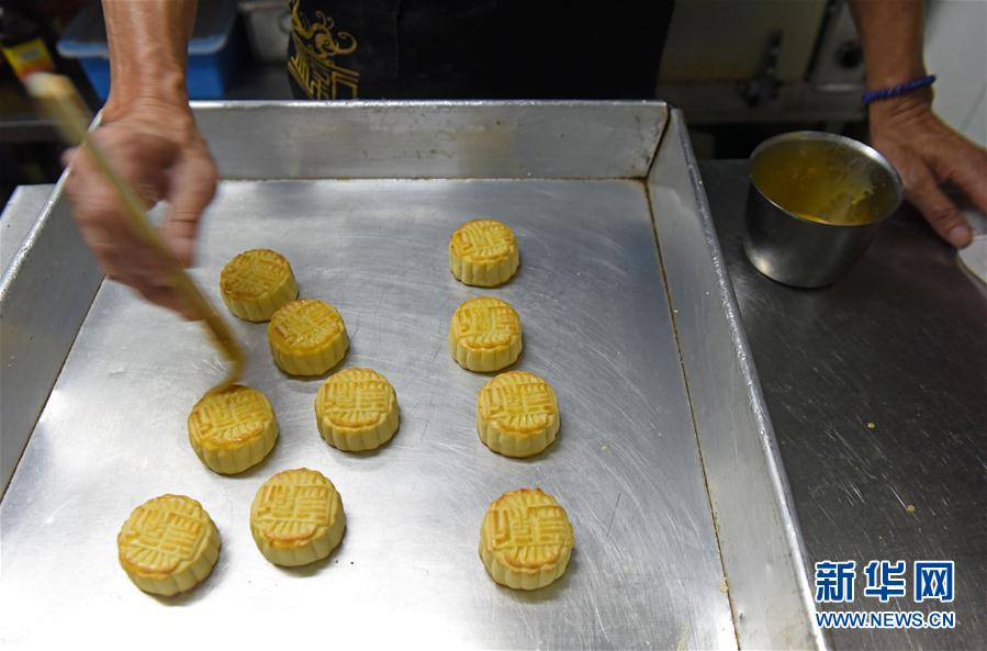 奶黄手工月饼:香港舌尖上的中秋味道