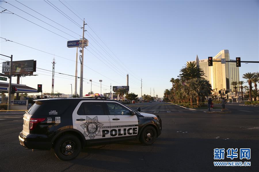 10月3日，在美国拉斯维加斯，警察封锁发生枪击事件现场周边的街道。
