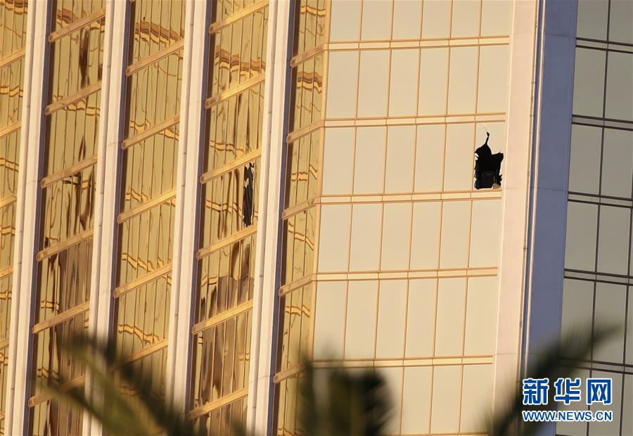 这是10月3日拍摄的美国拉斯维加斯曼德勒海湾酒店，枪手所在房间破损的两扇窗子清晰可见。