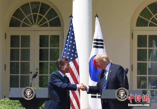 当地时间6月30日，美国总统特朗普在白宫会见韩国总统文在寅。图为特朗普与文在寅在白宫玫瑰园出席联合记者会。<a target=&apos;_blank&apos; href=&apos;http://www.chinanews.com/&apos;><p align=