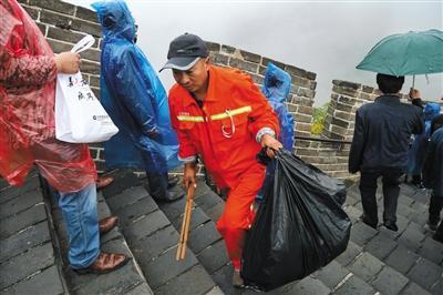 10月2日，八达岭长城景区，保洁工作人员清理景区垃圾。