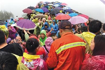 10月2日,八达岭长城景区,保洁工作人员穿过人流清理景区垃圾。因为游客暴增,工作人员巡视的速度变得慢了许多。本版摄影/新京报记者 王嘉宁 摄