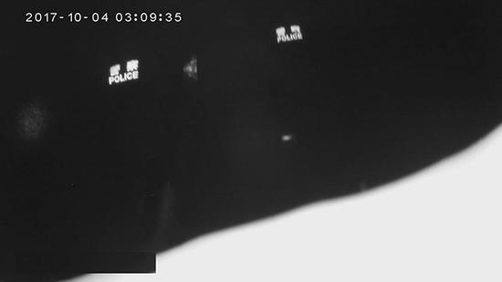 凌晨3时许,民警还在山上搜救。