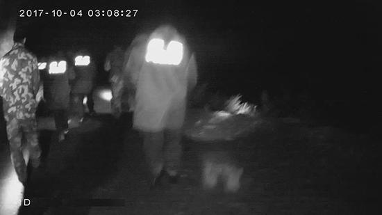 民警连夜打着手电筒在玉龙雪山原始森林搜救。