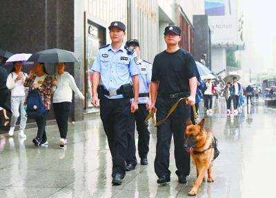 ↑哥哥张笑（左）、弟弟张超（右）一起在武广商圈执勤巡逻。记者陈亮 摄