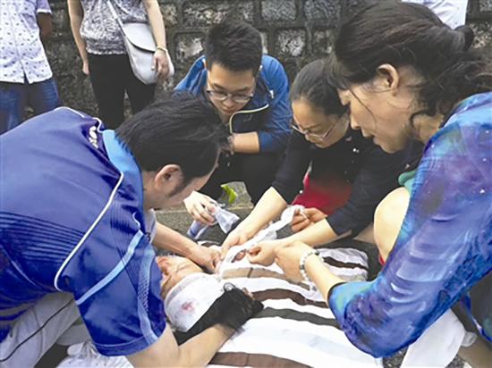 车祸现场，四川医护人员分工协作急救伤员。