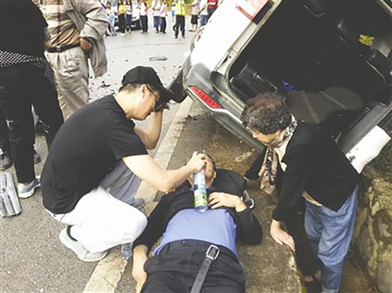 医护人员为伤者输氧。