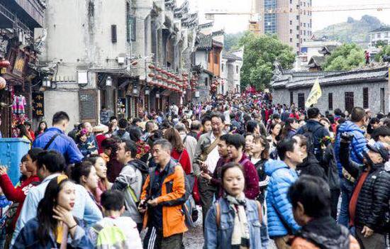 凤凰古城大街小巷游人如织。唐金生 供图
