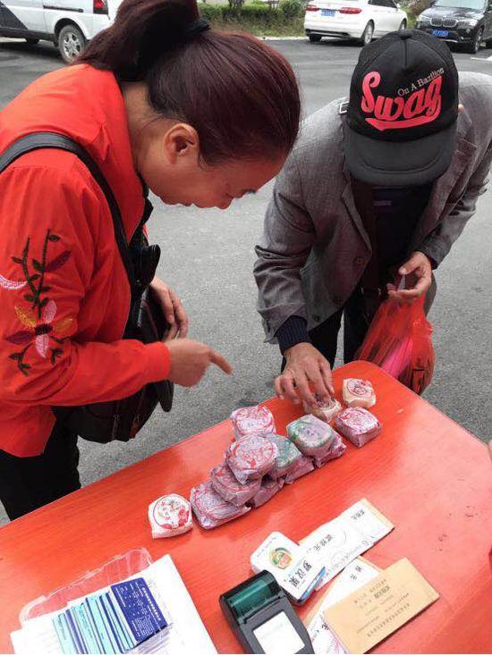 免费给游客发放的中秋月饼。