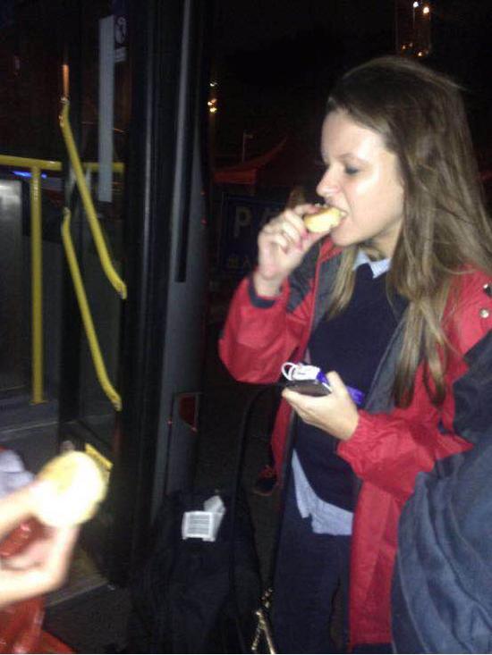 外国游客开心地品尝中国月饼。