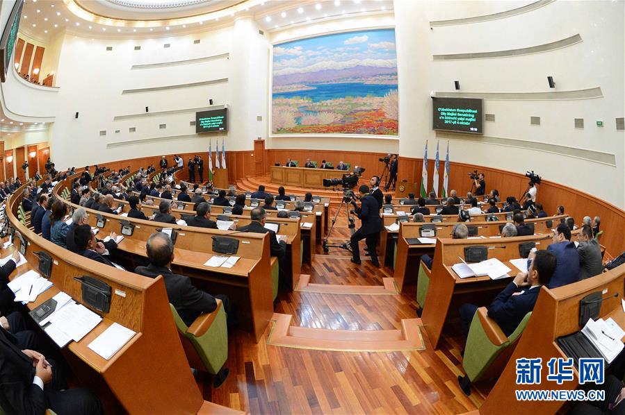 这是10月4日在乌兹别克斯坦首都塔什干拍摄的乌兹别克斯坦最高会议参议院（议会上院）第十二次全体会议现场。
