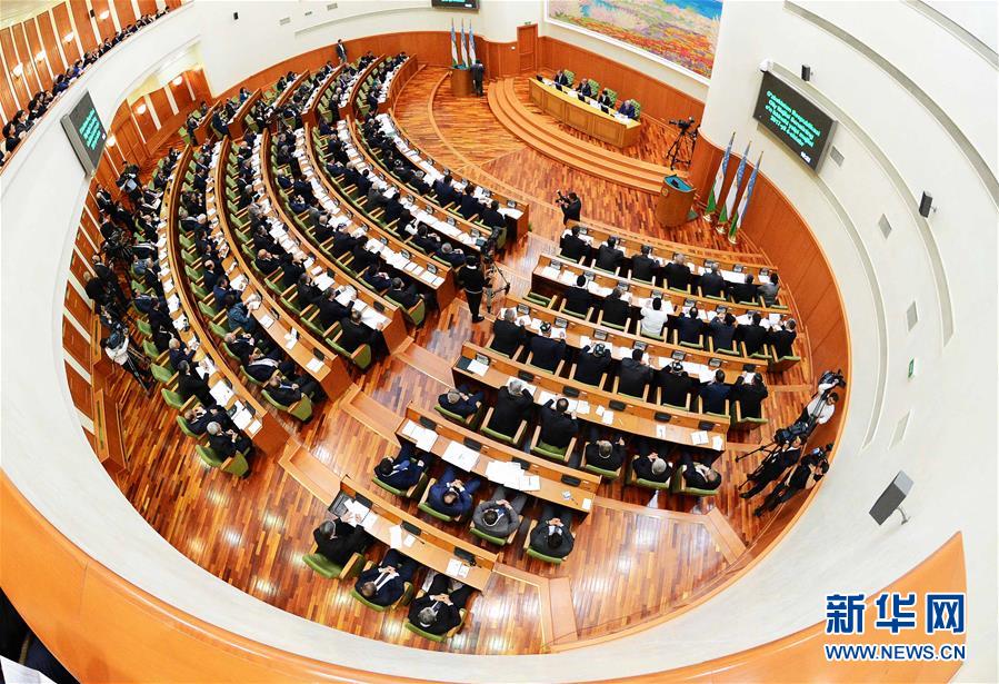 这是10月4日在乌兹别克斯坦首都塔什干拍摄的乌兹别克斯坦最高会议参议院（议会上院）第十二次全体会议现场。