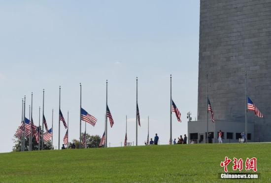 当地时间10月2日，华盛顿纪念碑为拉斯维加斯枪击事件遇难者降半旗致哀。 <a target=&apos;_blank&apos; href=&apos;http://www.chinanews.com/&apos;><p align=