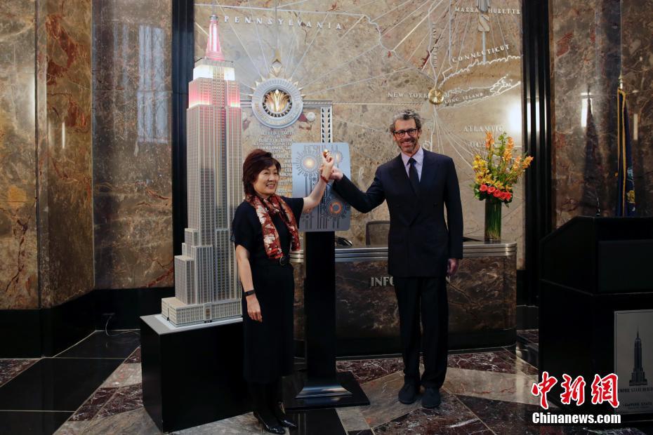 当地时间10月4日，纽约帝国大厦庆祝2017年中国中秋节点灯仪式举行，中国驻纽约总领事章启月与帝国大厦集团董事长、总裁兼首席执行官安东尼·马尔金一同合上象征点灯的电闸。