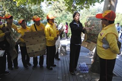 公共文明引导员首次进驻市属公园今后拟常态化