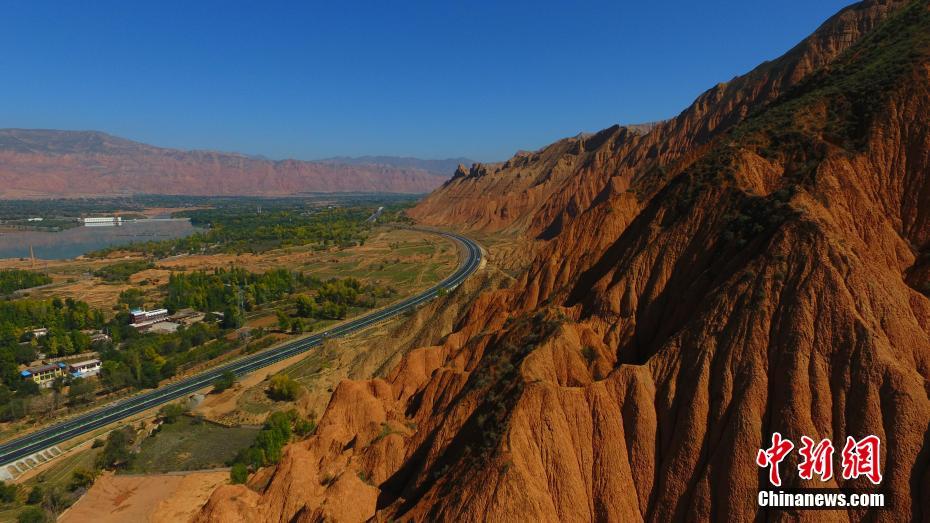 中国唯一撒拉族自治县通高速公路 沿线风景如画