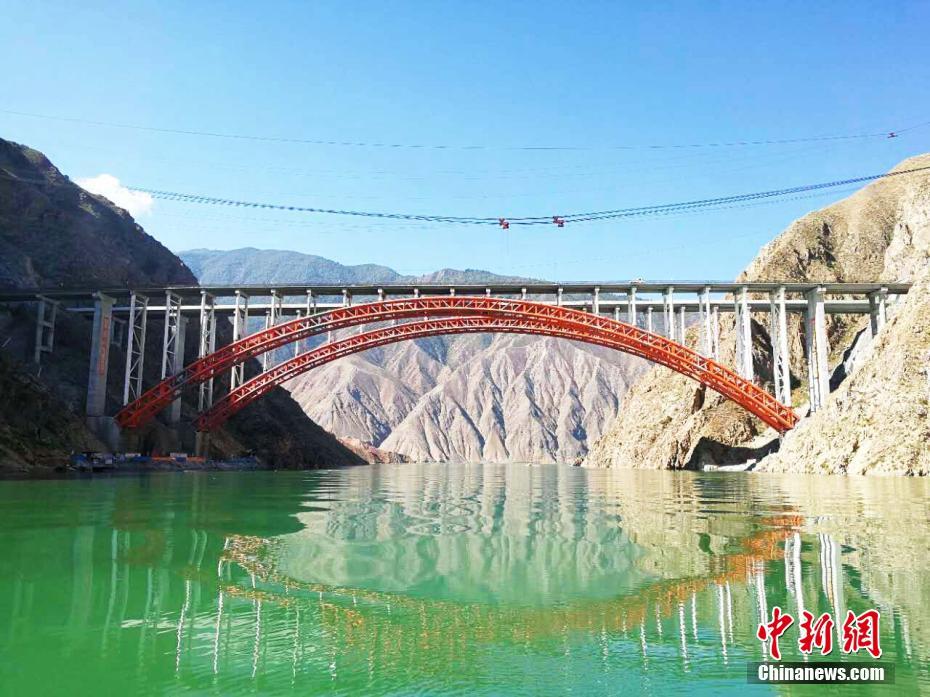 中国唯一撒拉族自治县通高速公路 沿线风景如画