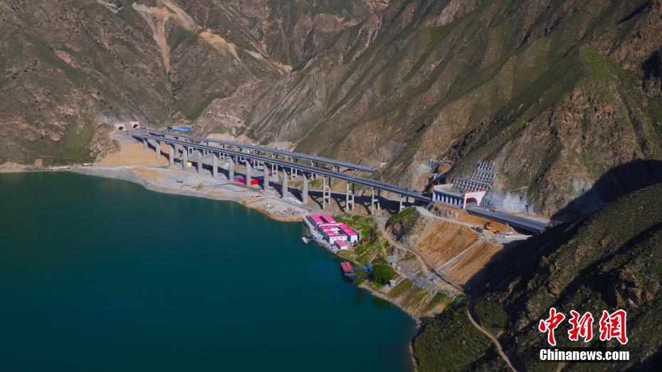 中国唯一撒拉族自治县通高速公路 沿线风景如画