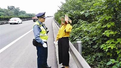  民警拦下在应急车道上行走的女子 图据“成都交通运输”微博