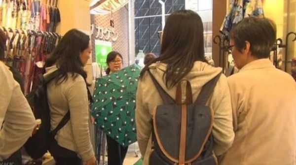 日本伞吸引中国女性抢购。（《香港经济日报》网站）