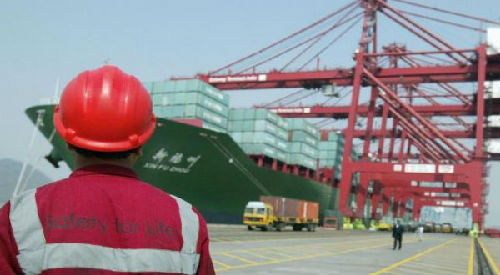 一艘中国货船停靠在印度孟买一处集装箱码头。（美国雅虎新闻网站）