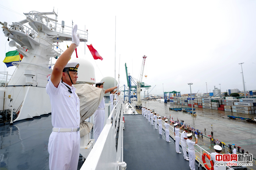 中国海军和平方舟医院船缓缓离开加蓬利伯维尔奥文多港时,任务官兵向