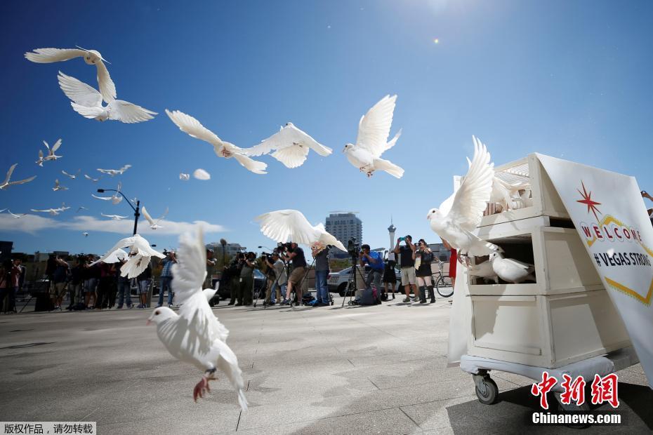 美国副总统迈克·彭斯携妻子出席活动并发表讲话。